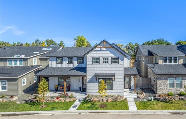 EAGLE LIVING AT IT'S FINEST: MODERN FARMHOUSE RETREAT