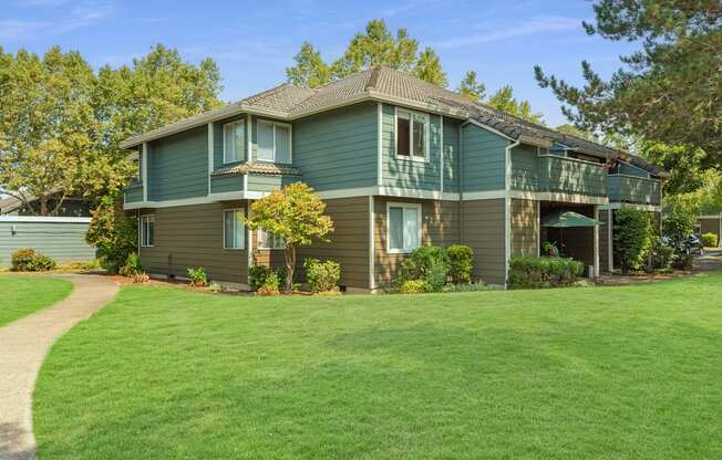 Kings Court 97006 building exterior patios and decks