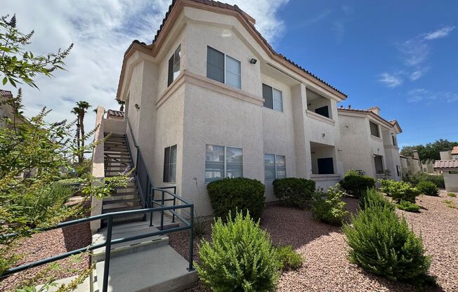 **BEAUTIFUL 3 BEDROOM, 2 BATHROOM DOWNSTAIRS UNIT LOCATED IN A GATED COMMUNITY!