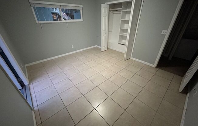 Fantastic 1/1 unit in central Sarasota, near 41 and beaches!
