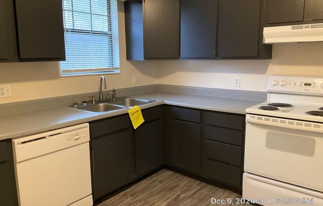 2 beds, 1 bath, 872 sqft, $1,350, Unit 01930