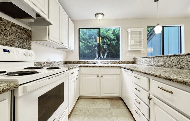 Pet Friendly Hawaii Kai Townhouse with A/C