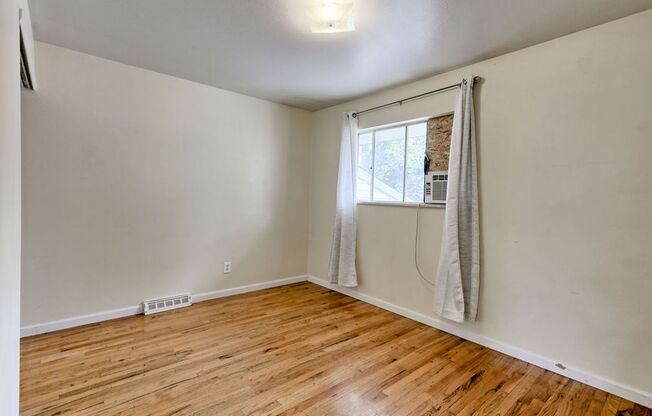 3 beds, 1 bath, $1,575, Unit 2821 Stanford Rd