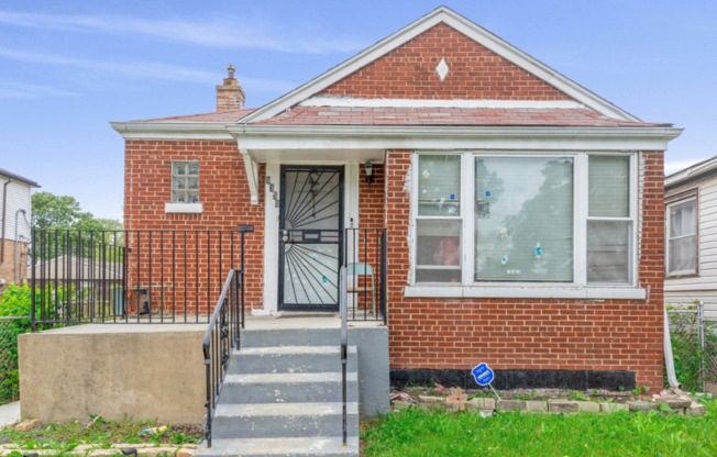 Renovated and Spacious 5-bedroom, 2-bathroom+ Den room located in Auburn Gresham