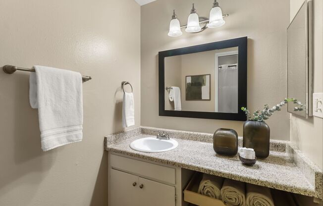 2 beds, 1 bath, 875 sqft, $1,575, Unit 40-14