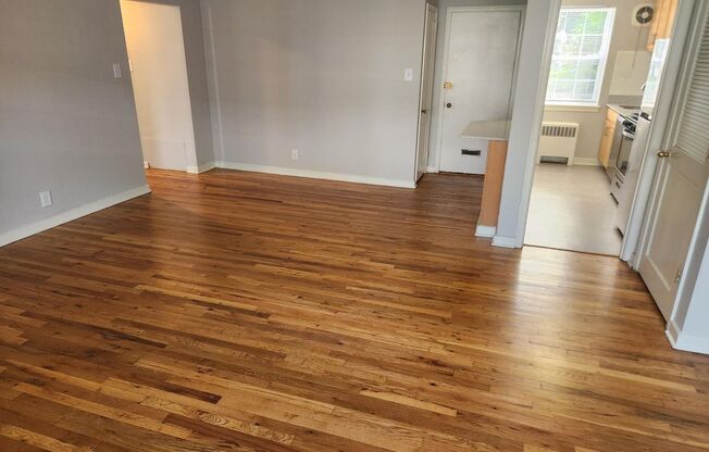 2 beds, 1 bath, 897 sqft, $2,135, Unit B-07
