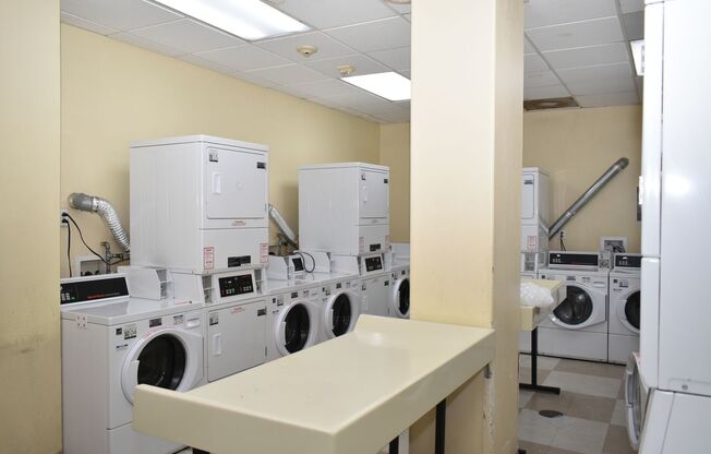 2 beds, 1 bath, $2,100, Unit UNIT 909