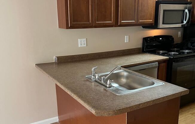 2 beds, 2 baths, $2,100, Unit 336
