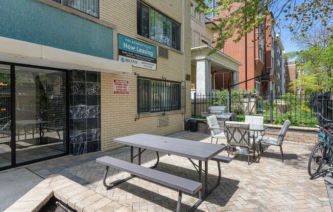 Studio, 1 bath, 359 sqft, $1,340, Unit 2E