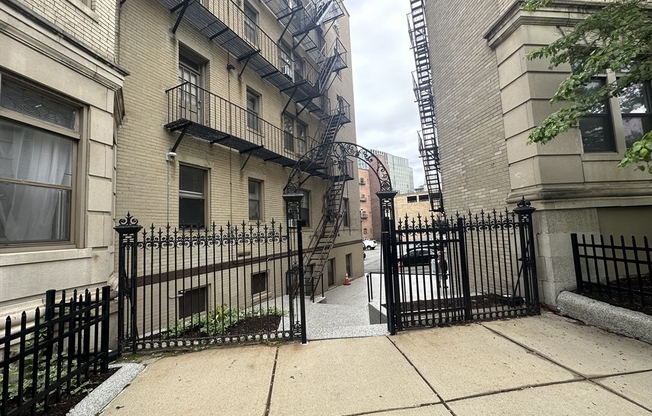 2 beds, 1 bath, 585 sqft, $3,200, Unit 124
