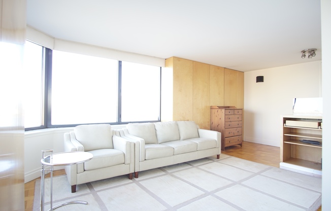 1 bed, 2 baths, 927 sqft, $5,500, Unit 18G