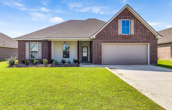 Gorgeous 4 Bed/2 Bath Home in Briar's Cove Subdivision!
