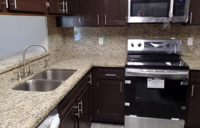Beautifully Renovated 1-Bedroom, 1-Bathroom Condo in the Gated Community of Royal Poinciana!