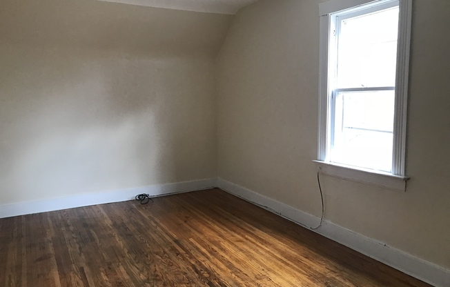 2 beds, 1 bath, $1,100, Unit UP