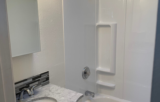 OCEAN BEACH STUDIO APARTMENT 1.5 BLOCKS TO THE BEACH! ONLY$1,695/mo