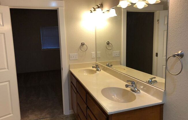 2BED2BATH -2CARGARAGE, WASHER/DRYER HOOKUP, STORAGE, OWNER LANDSCAPE MAINTENANCE