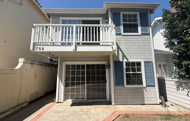 758 1/2 E AVE