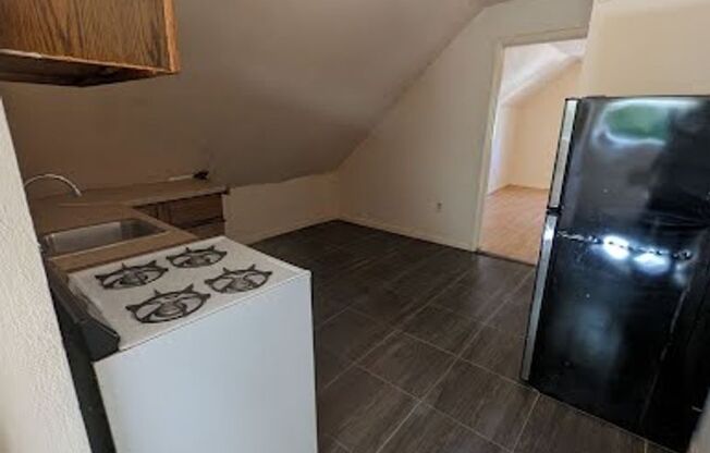 2 beds, 1 bath, $800, Unit Lower