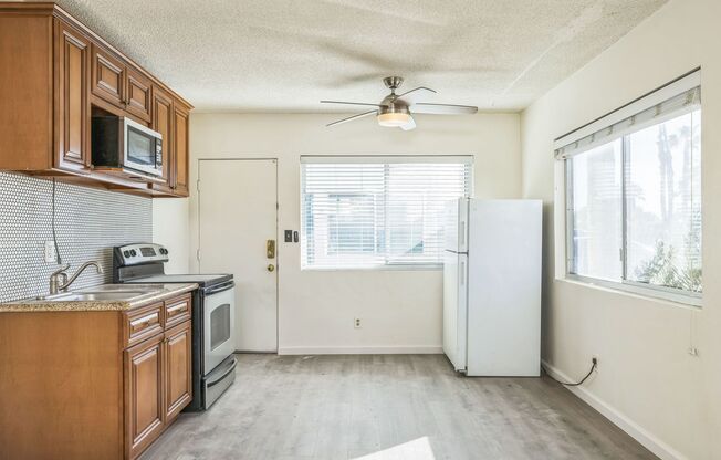 Studio, 1 bath, 250 sqft, $1,335, Unit 17