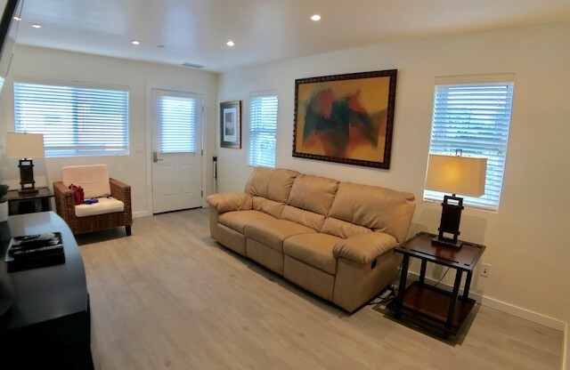 2 beds, 1 bath, $3,275