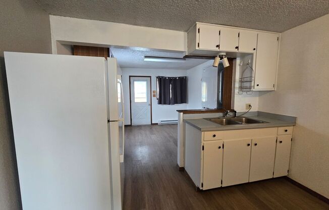 2 beds, 1 bath, $1,600