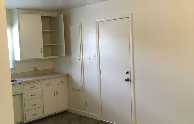 2 beds, 1 bath, $1,100