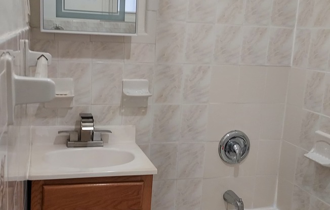 1 bed, 1 bath, 700 sqft, $2,100