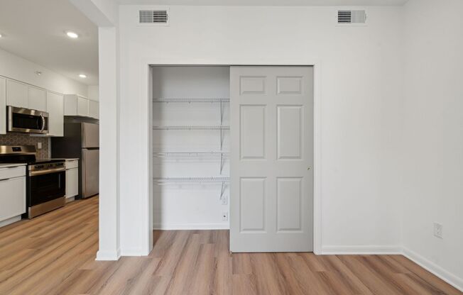 Studio, 1 bath, 700 sqft, $1,246