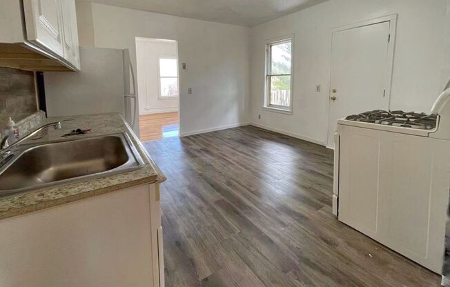 3 beds, 1 bath, 900 sqft, $1,500, Unit 2L