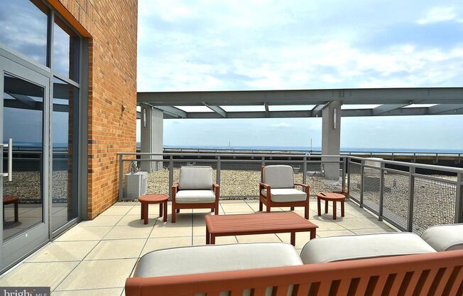 Professionally Managed // 1bedroom 1bathroom// Court House// Parking Included!