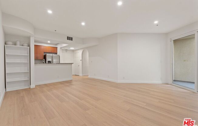2 beds, 1 bath, 979 sqft, $2,850, Unit 122