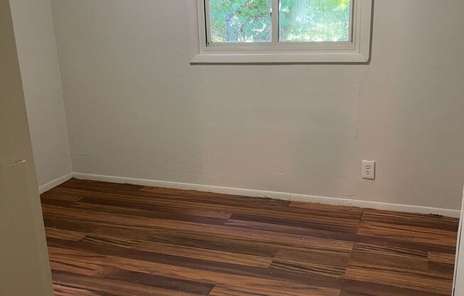 3 beds, 1 bath, $750