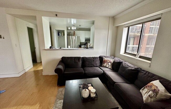 3 beds, 1.5 baths, 900 sqft, $3,200, Unit 608