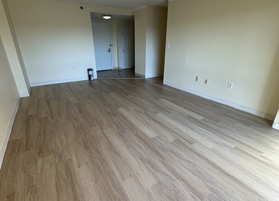 2 beds, 1.5 baths, 943 sqft, $3,000, Unit 905