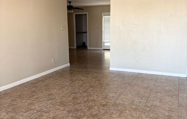 **Excellent 3br/2ba/2garage HOUSE (ELLIOT & DOBSON)