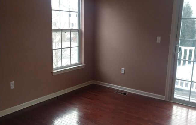Three bedroom Townhouse, END UNIT!