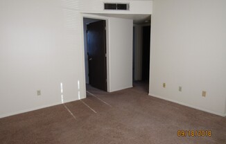 2 beds, 1 bath, $750, Unit 4