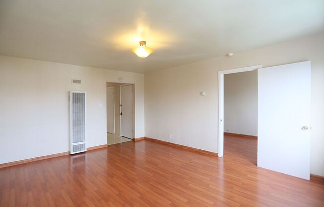 Top Floor 1BR+Office/1BA in Inner Mission, Eat-in Kitchen, Shared Yard, Section 8 Welcome (948 South Van Ness #3)
