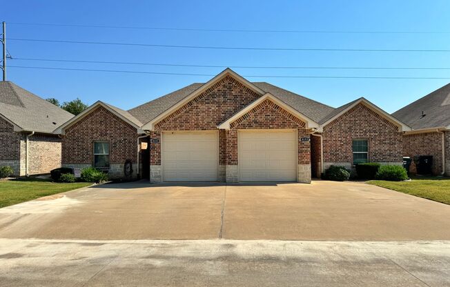 3 beds, 2 baths, 1,289 sqft, $1,695, Unit 9153 Shadow Oak Drive