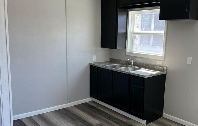 1 bed, 1 bath, 480 sqft, $975, Unit 1309 Fifth St unit C