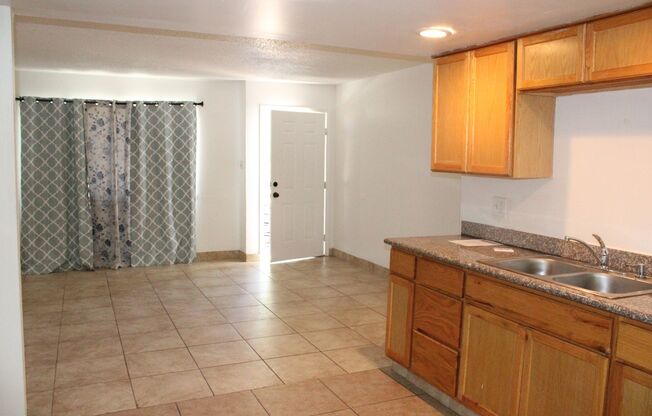 2 beds, 1 bath, 700 sqft, $1,700