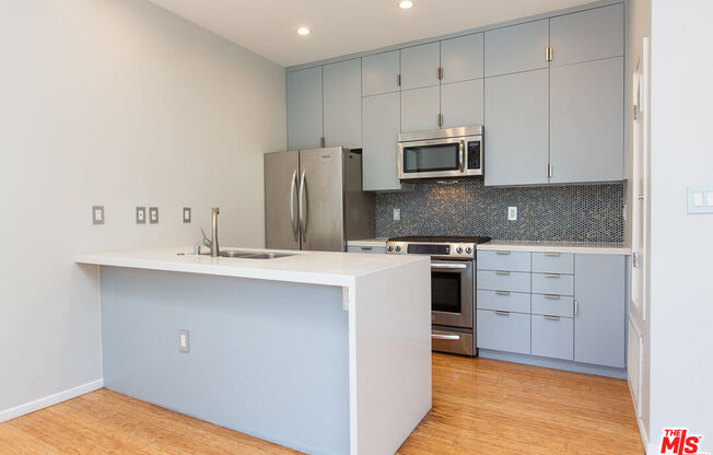 3907 DE LONGPRE AVE