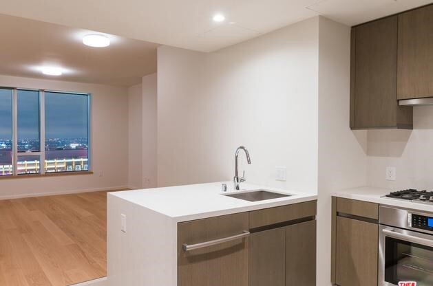 1 bed, 1 bath, 740 sqft, $3,100, Unit 902