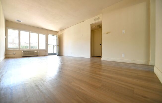 1p717 - Shutters Apartments