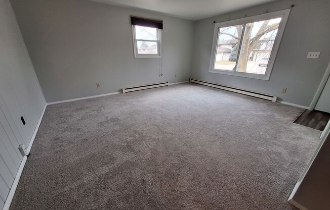 2 beds, 1 bath, $1,295, Unit 694 S. Olson Ave.