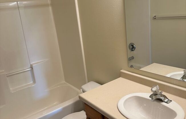 2 beds, 1 bath, 1,000 sqft, $915, Unit 310