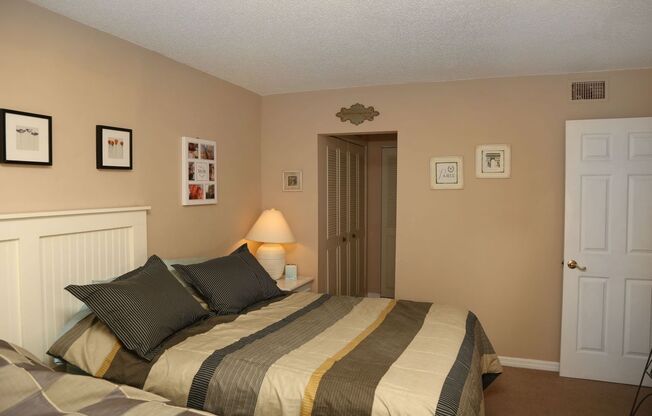 1/1 first floor condo with community pool near Azalea Park