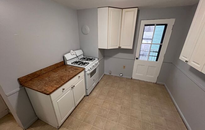 3 beds, 1 bath, $1,650, Unit 2