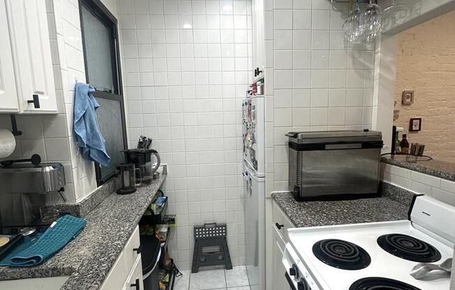 326 W 47 ST
