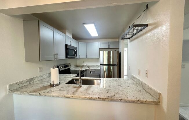 One Bedroom Condo ~ Easy 405 Access ~ Walk to Totem Lake Village